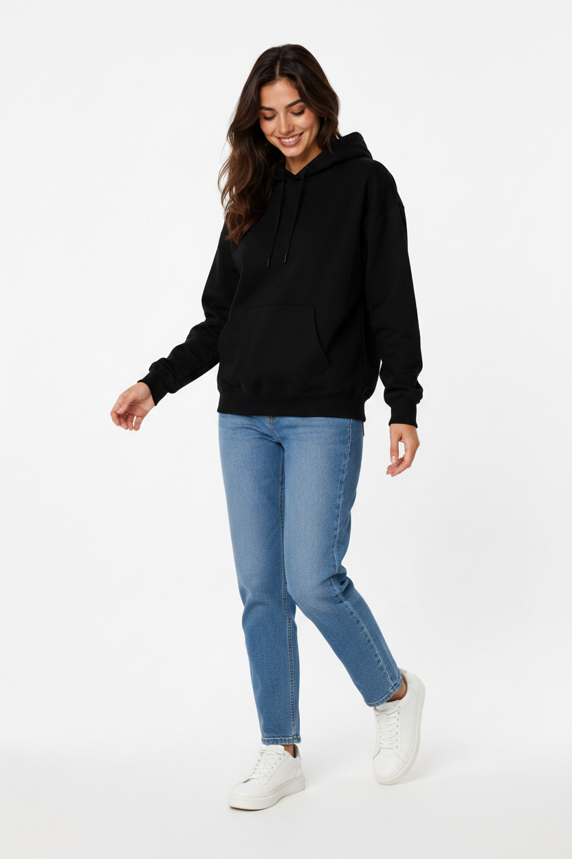 Siyah kapüşonlu sweatshirt - yürüyüş poz