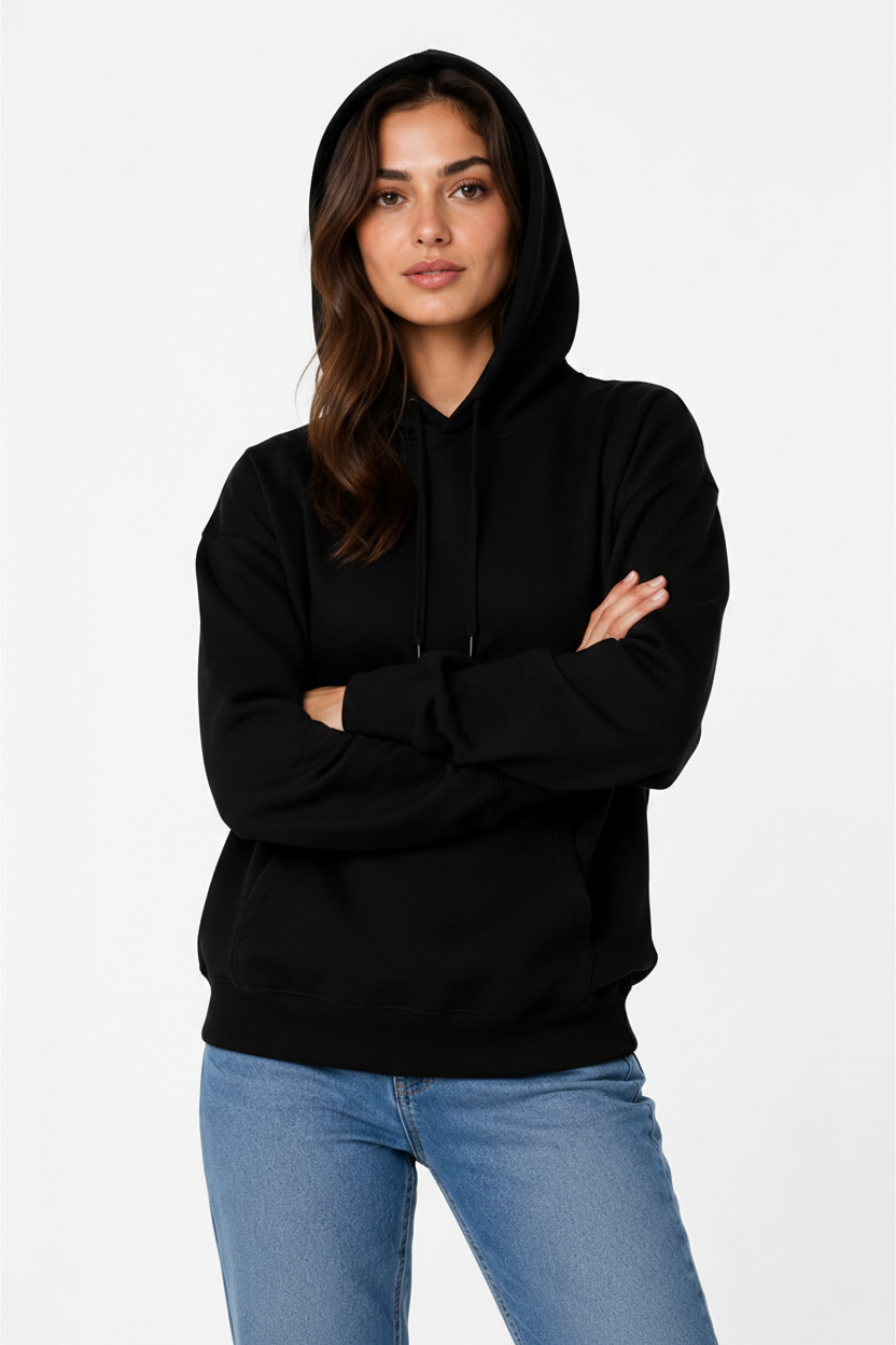 Siyah kapüşonlu sweatshirt - hood'lu poz